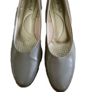 SOFT STYLE Women's shoes size 10